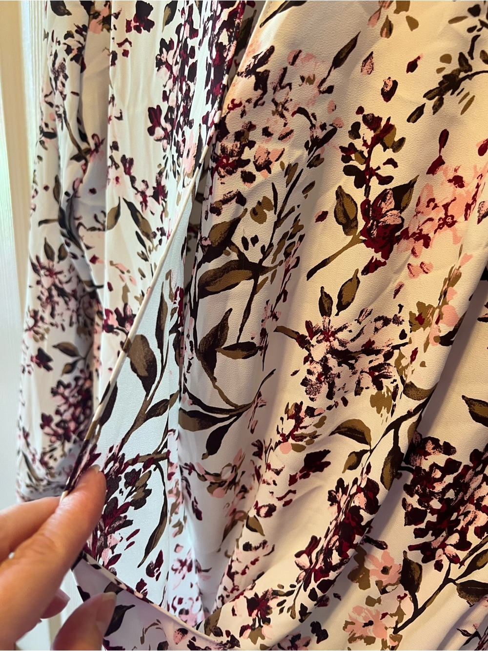🌸 White House Black Market Floral Surplice Blouse Sz Large Long Sleeve🌸 - Picture 7 of 13